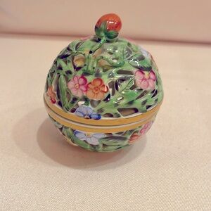 Round lidded potpourri box. HEREND PORCELAIN